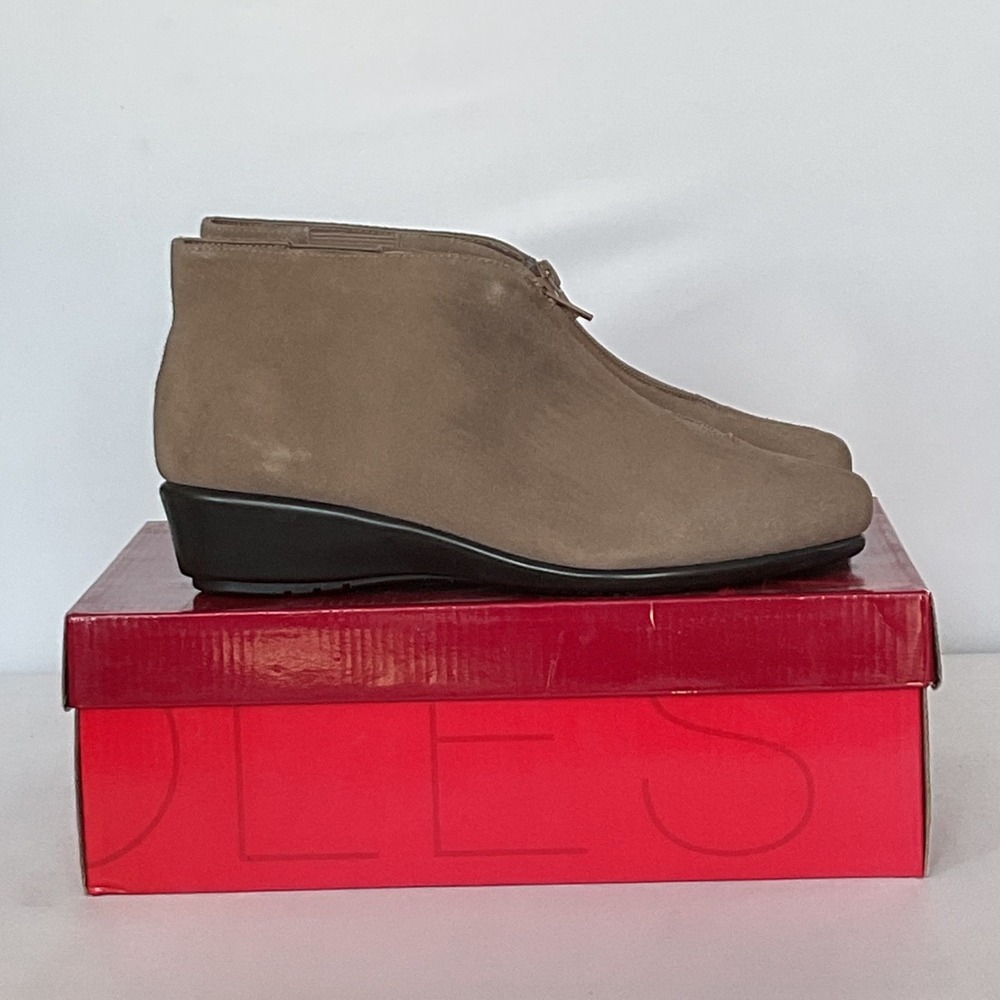 Aerosoles Allowance Suede Front Zip Wedge Booties Women's 9 NIB - Picture 1 of 12